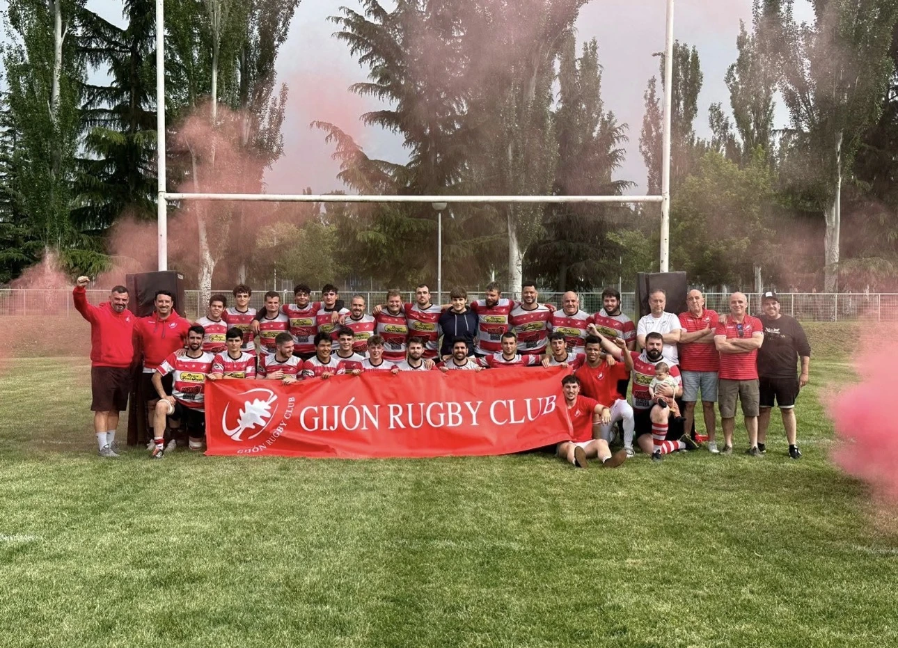 El equipo del Gijón Rugby Club junto a su bandera rojiblanca, bajo los palos